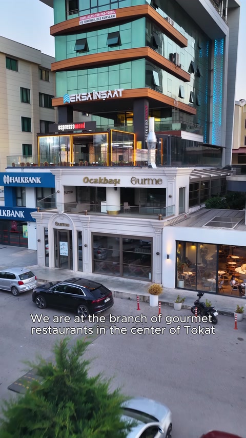 Vista grandangolare della facciata del ristorante circondata da elementi decorativi in poliuretano