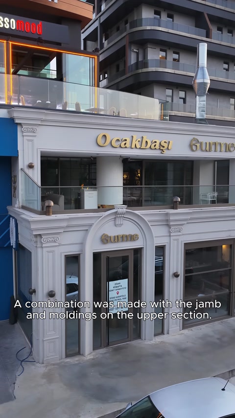 Progettazione unificata dell'ingresso ad arco con modanature della facciata superiore
