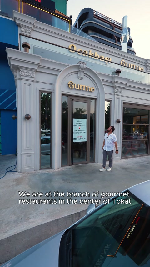 I profili decorativi e le colonne che circondano l'ingresso del ristorante gourmet sono visibili