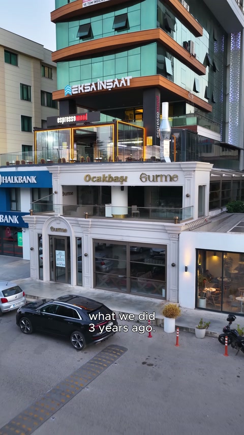 La decorazione completata del ristorante nella facciata inferiore di una struttura multistadio