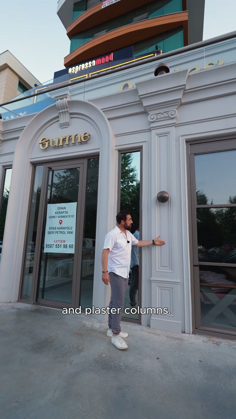 I pilastri della finestra nella facciata del ristorante e i capitelli decorativi sono mostrati in posizione