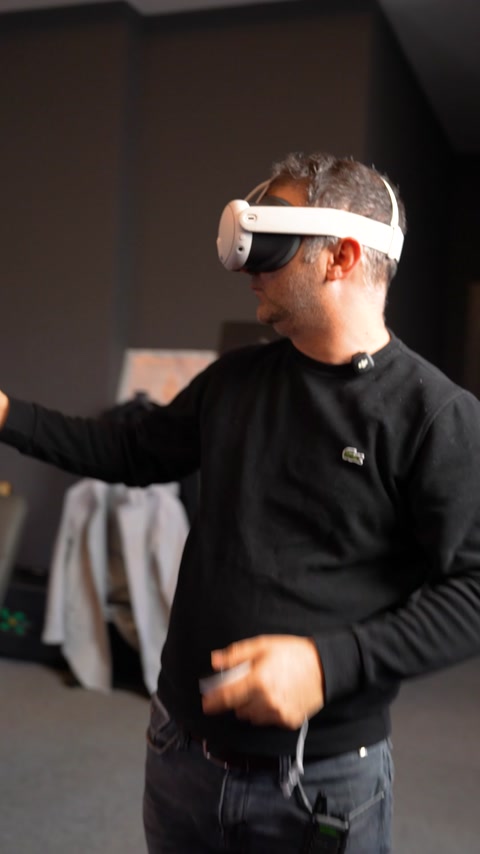 A project presentation is experienced with a virtual reality headset