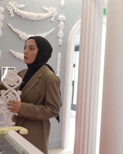 Un campione di motivo bianco viene presentato in un'area showroom con colonne