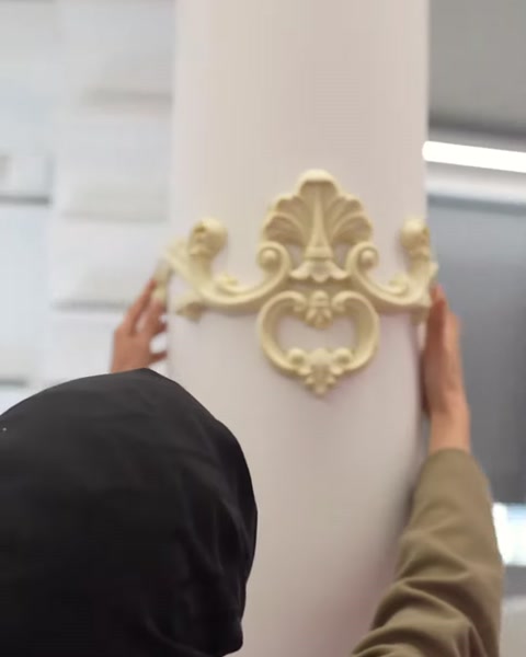 Vengono mostrati la vista frontale e il posizionamento del motivo color oro sulla colonna