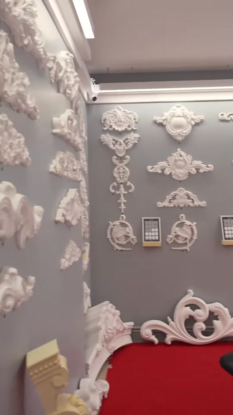 Su una parete sono esposti insieme motivi decorativi classici di varie dimensioni