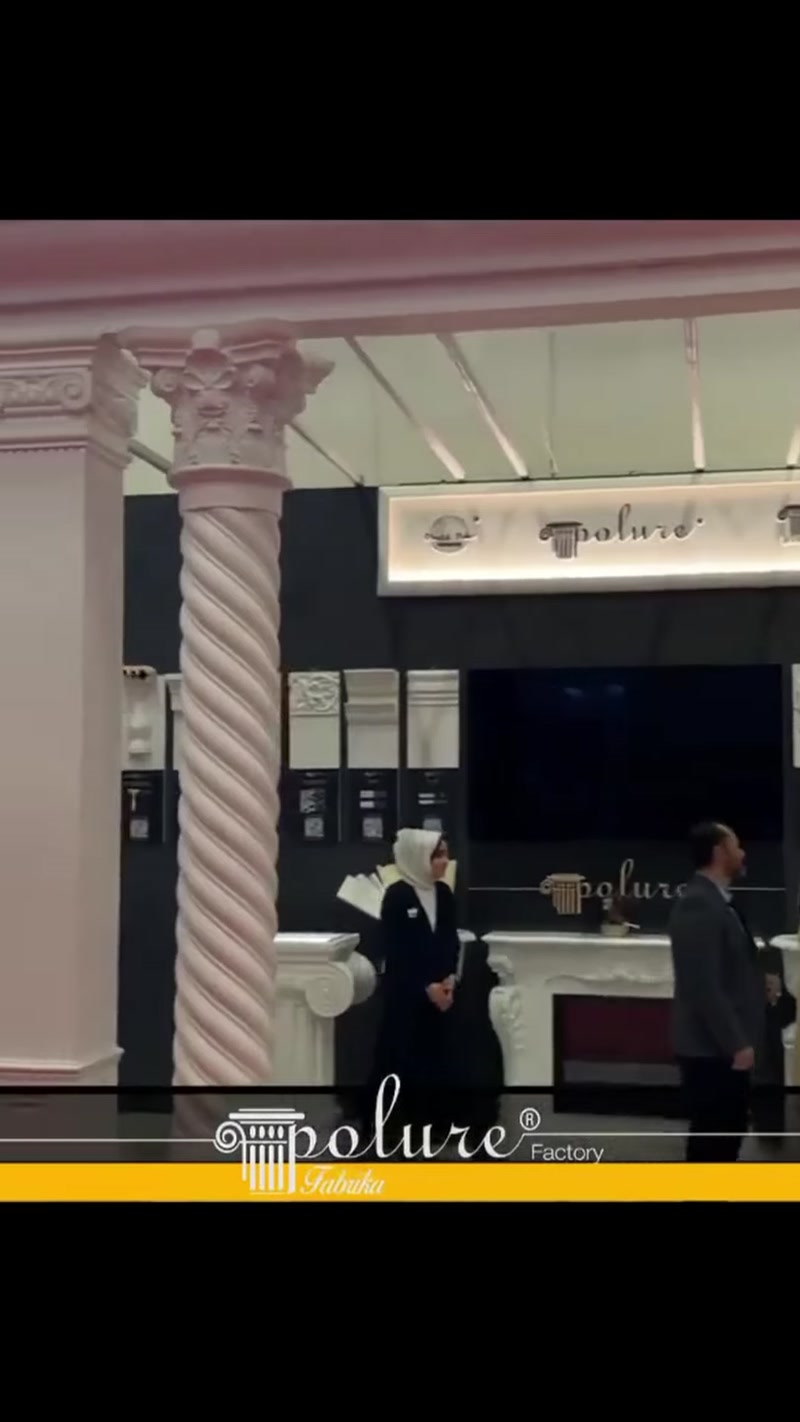 Modelli di Modanature e Colonne in Poliuretano in uno Stand Fieristico Architettonico