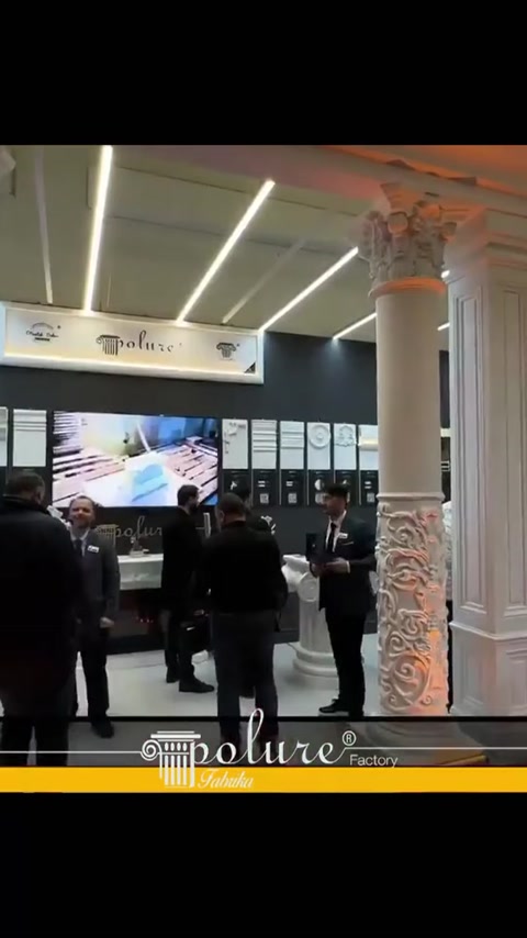 Veduta generale di uno stand fieristico architettonico progettato con colonne e capitelli classici