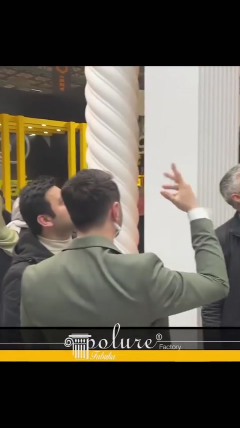 Dettagli dei fusti di colonne tortili e scanalate osservati dai visitatori