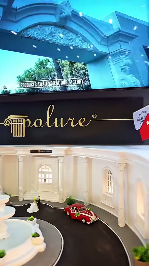 Kemerli üst bezeme, sütunlar ve meydan maketi aynı kadrajda
