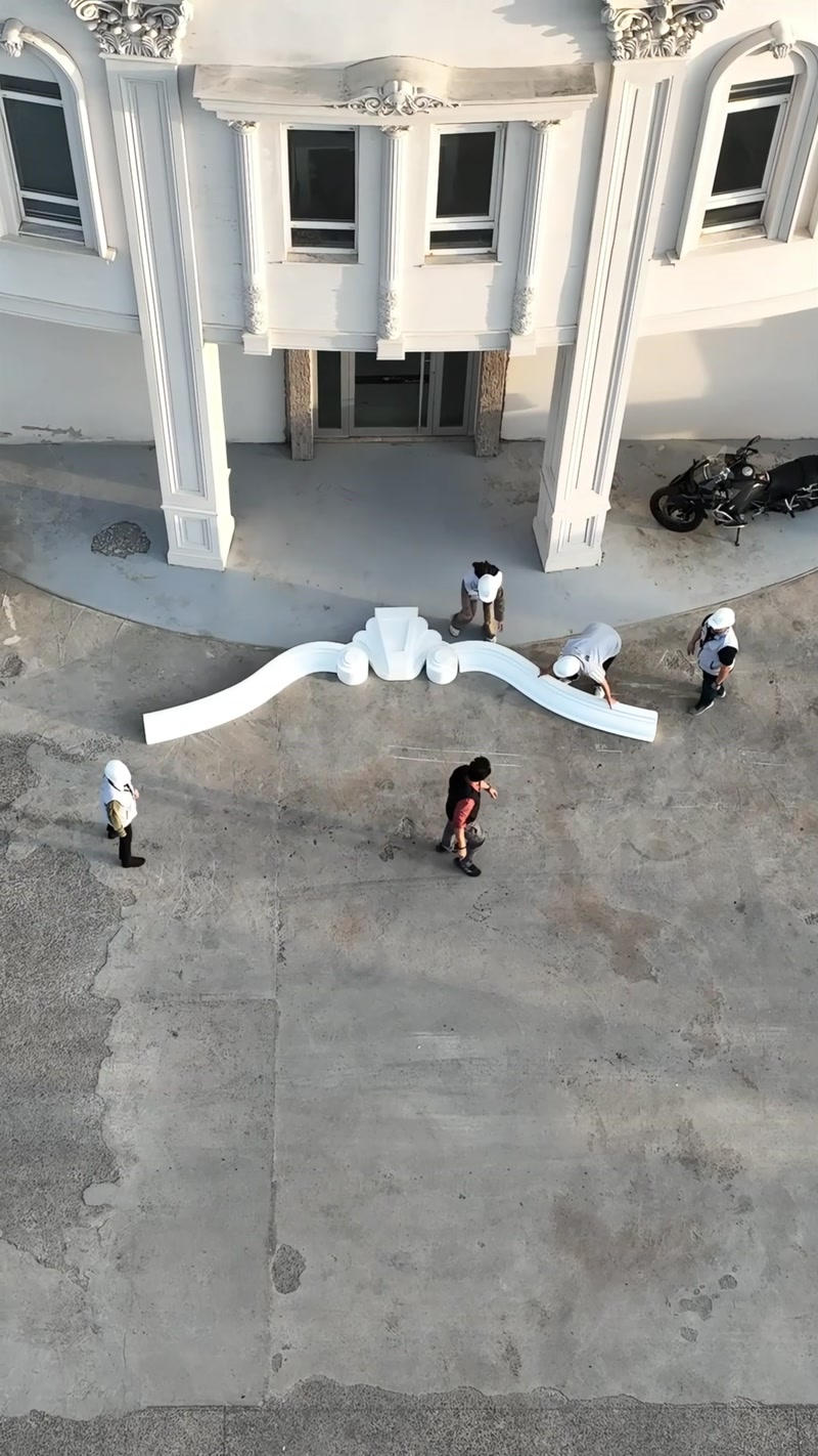 Dış Cephe Tacı Yerde Kuruluyor: İki Kompozisyon, Tek Mantık