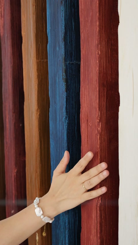 Le finiture colorate effetto legno mostrano tonalità blu, rosse e naturali.