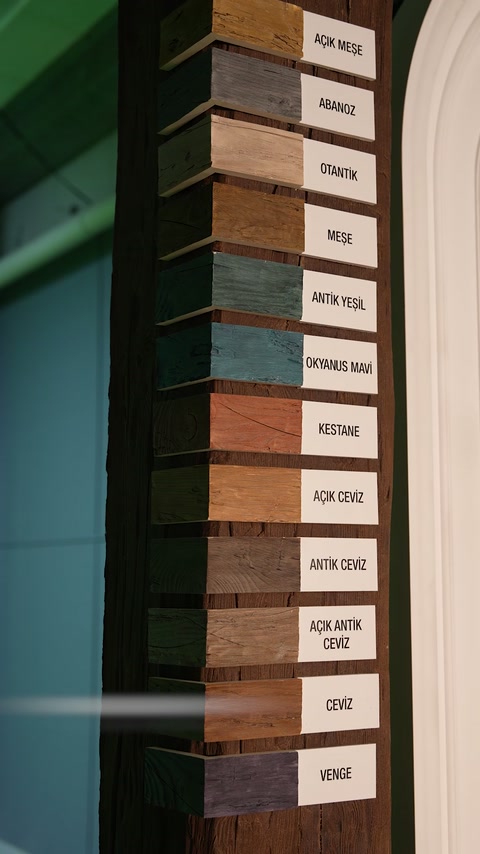 Campioni di finitura sovrapposti confrontano diverse opzioni di colore effetto legno etichettate.