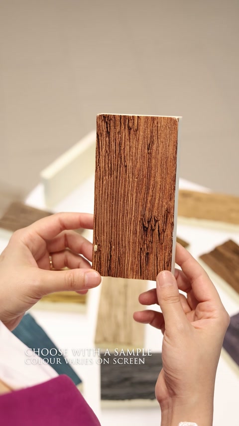 Un campione fisico mostra un caldo colore del legno sotto l’illuminazione interna.