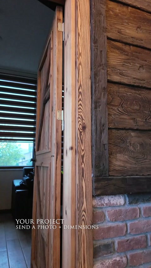 Il dettaglio di una trave verticale installata incornicia superfici murarie in mattoni e effetto legno.