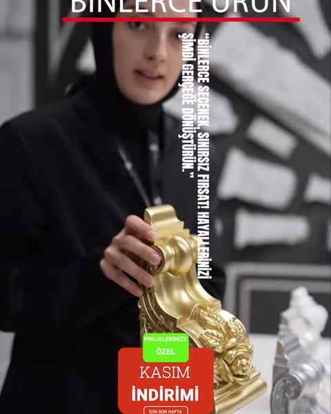 Altın renkli işlemeli dekoratif parça yakından inceleniyor
