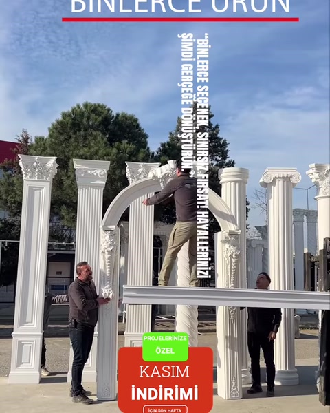 Sütun ve kemer elemanlarından oluşan dış mekân kurulumu görülüyor