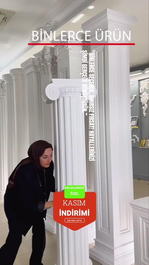 Colonna classica scanalata con capitello decorato