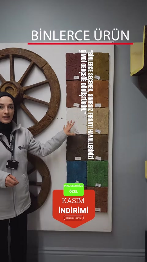 Elemento decorativo rotondo effetto legno esposto su una parete