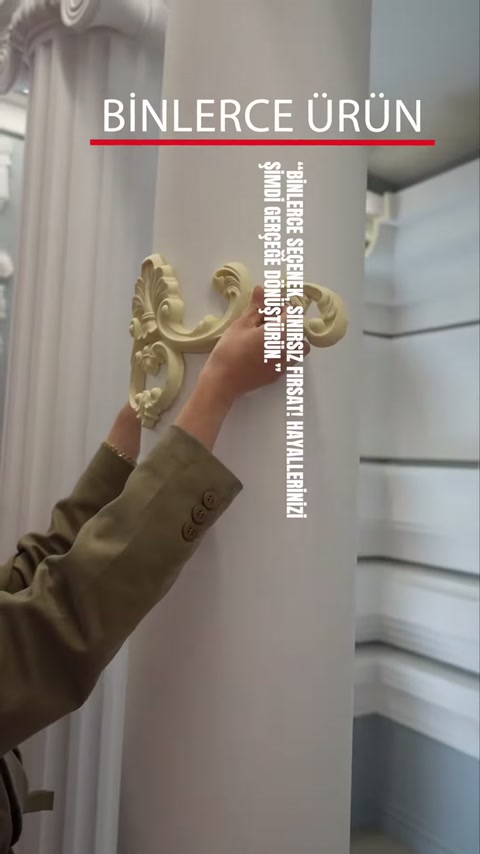 Dettaglio di una mensola decorativa dorata con motivi ornamentali viene esaminato manualmente in showroom