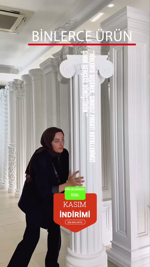 Una colonna bianca scanalata con capitello ionico viene esposta all'interno dello showroom