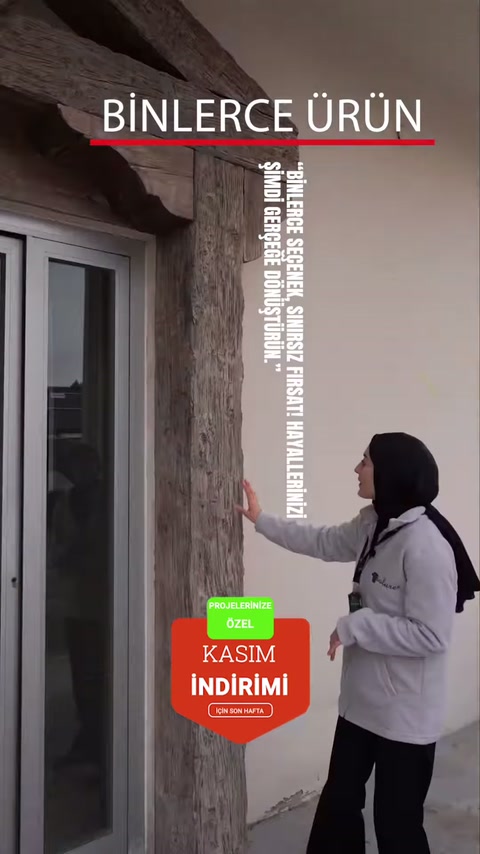 La rivestimento di travi in stile legno scuro attorno alla finestra viene esaminato