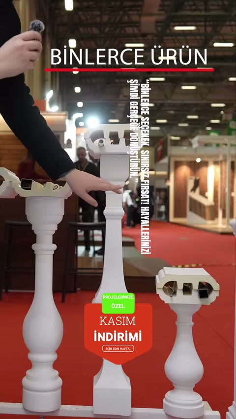 Diversi modelli di balaustre decorative bianche vengono presentati allo stand della fiera