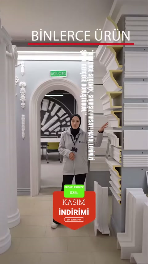 Profili di cornici bianche vengono presentati insieme a un modello di passaggio ad arco nello showroom