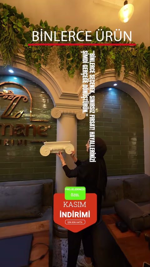 L'interno di un caffè con disposizione murale ad arco viene completato con colonne classiche e profili