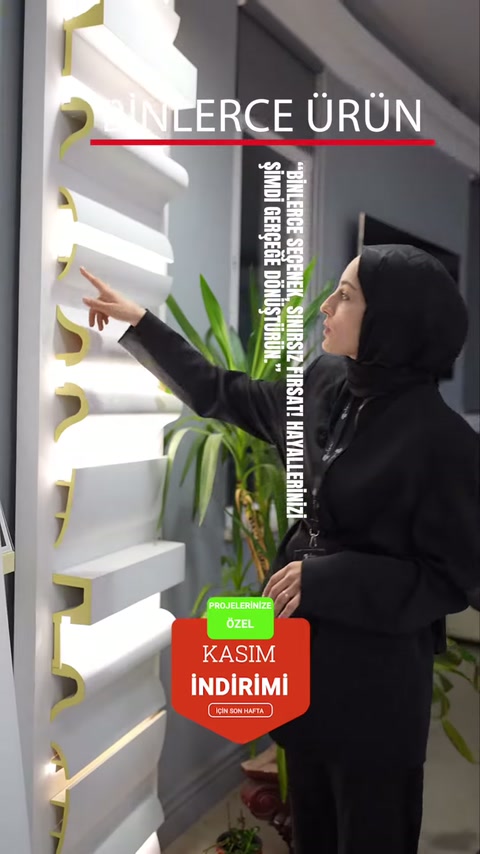 Diversi profili di cornici bianche su uno scaffale illuminato vengono indicati manualmente