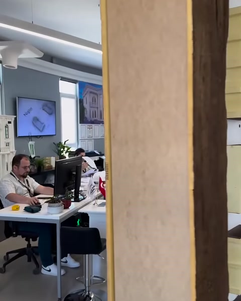 Dikey ahşap dokulu dekoratif kiriş ofis girişinde sergileniyor