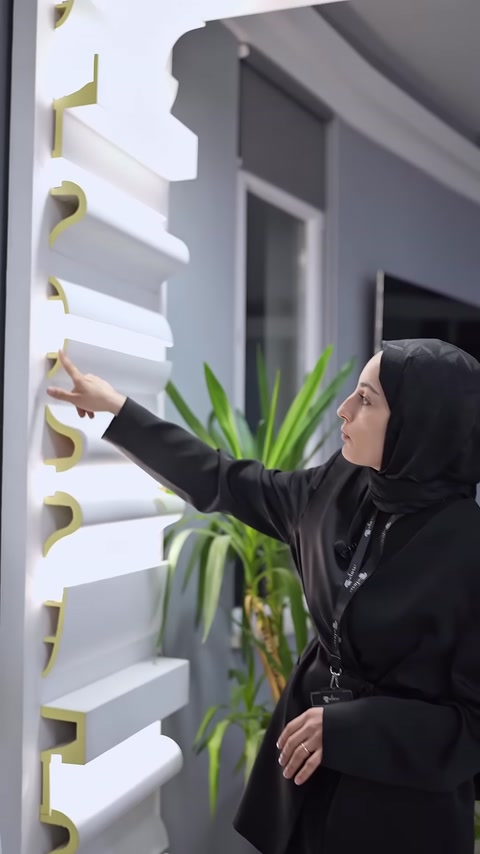 Viene mostrato il canale posteriore del profilo, predisposto per l’inserimento dei LED