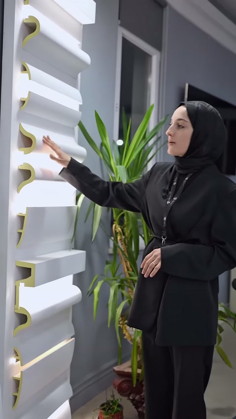 Il venditore presenta il profilo in poliuretano curvo nella sezione del display verticale.