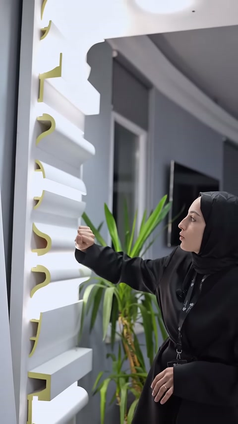 Gli spazi vuoti delle sezioni dei profili bianchi sono chiaramente visibili sulla parete della showroom.