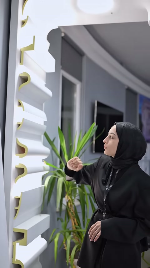 Il venditore illustra i modelli della sezione centrale dello stand di cornice decorativa.
