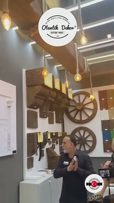 I prodotti sono presentati sotto travi decorative spesse montate a soffitto