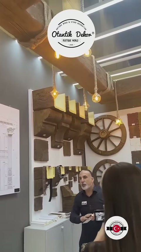 L'applicazione della trave illuminata da lampadari a sospensione si estende sopra l'area di presentazione