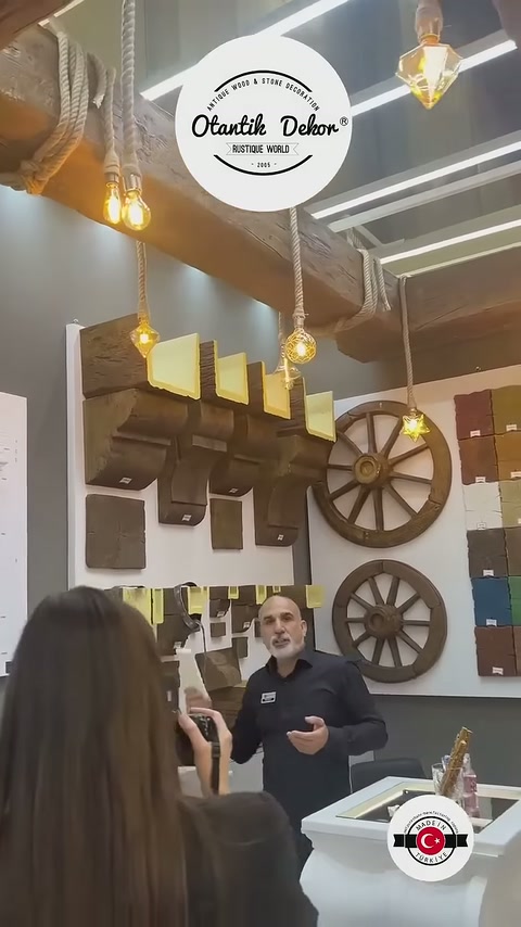 Le spiegazioni vengono date ai visitatori davanti a campioni di travi da soffitto e campioni murali