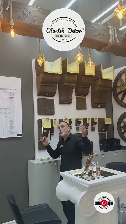 L'addetto presenta i profili delle travi a forma di U davanti alla parete espositiva