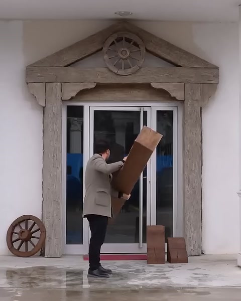 Ahşap dokulu kiriş kesiti yakından incelenmek üzere tutuluyor