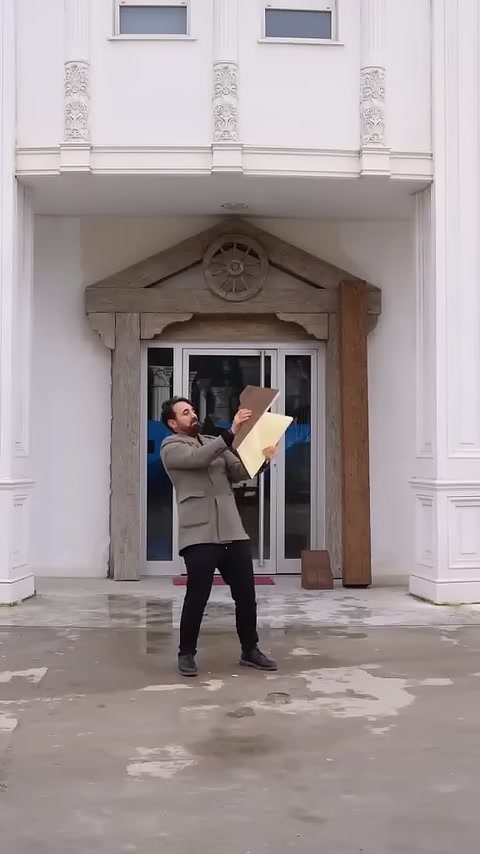 Timpano decorativo e disposizione delle colonne in un ingresso incorniciato da travi