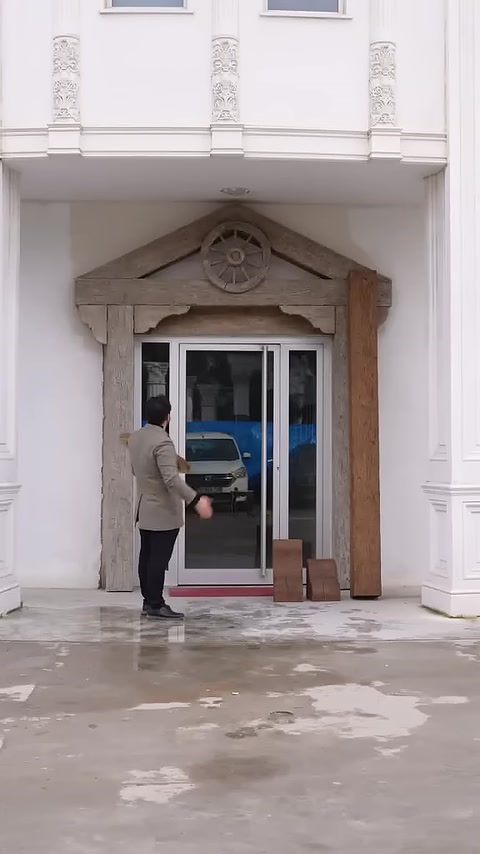 Vengono esaminati i dettagli della trave testurizzata e del timpano sopra la porta