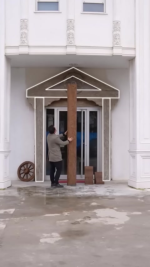 Sono mostrate le linee schematiche della cornice d'ingresso realizzata con travi in poliuretano