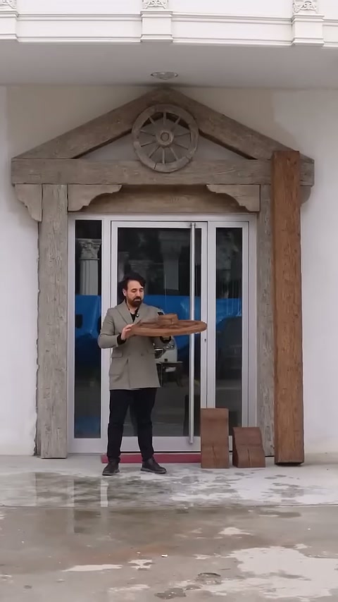 Il maestro presenta piccole sezioni di cornice dall'aspetto legnoso all'ingresso.