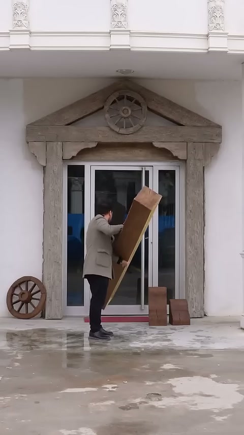 Il maestro espone un modello di mensola angolare lungo accanto alla porta.