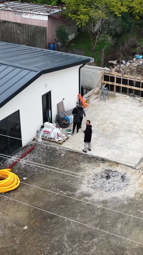 Una vista rialzata mostra il cortile paesaggistico e l’esterno dell’edificio.