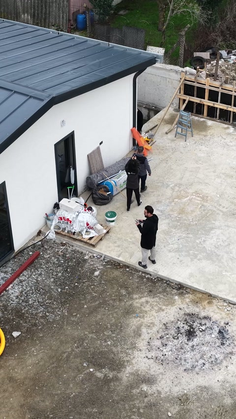 Una ripresa dall’alto mostra l’attività di rilievo accanto alla struttura completata.