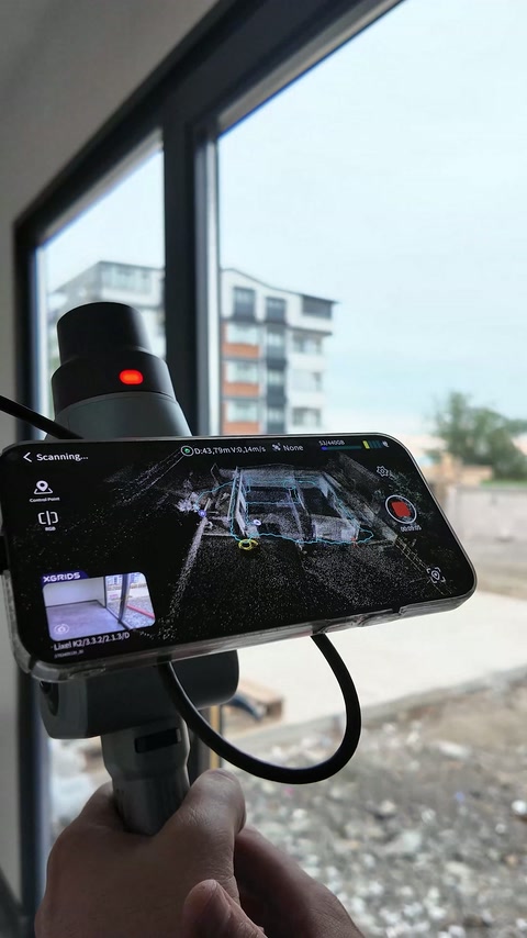 Il display dello scanner portatile visualizza i dati della nuvola di punti vicino a una finestra.