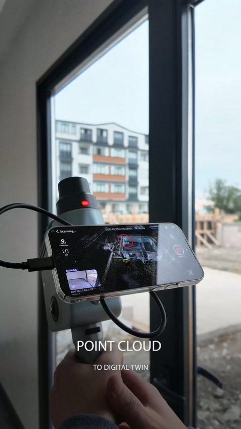 Lo schermo dello scanner segue i dati spaziali accanto a una grande finestra.