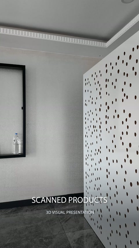 Una stanza completata rivela una cornice decorativa del soffitto e una parete divisoria traforata.