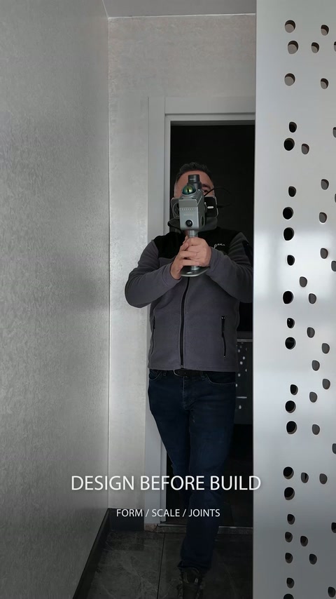 L’operatore rileva il vano della porta e il divisorio interno decorato.